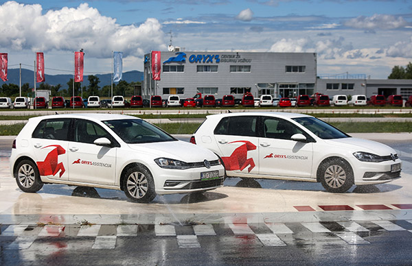 automobil s absom i bez absa