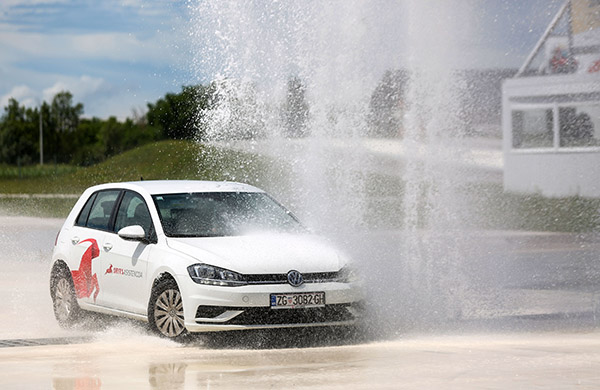 automobil s absom i bez absa