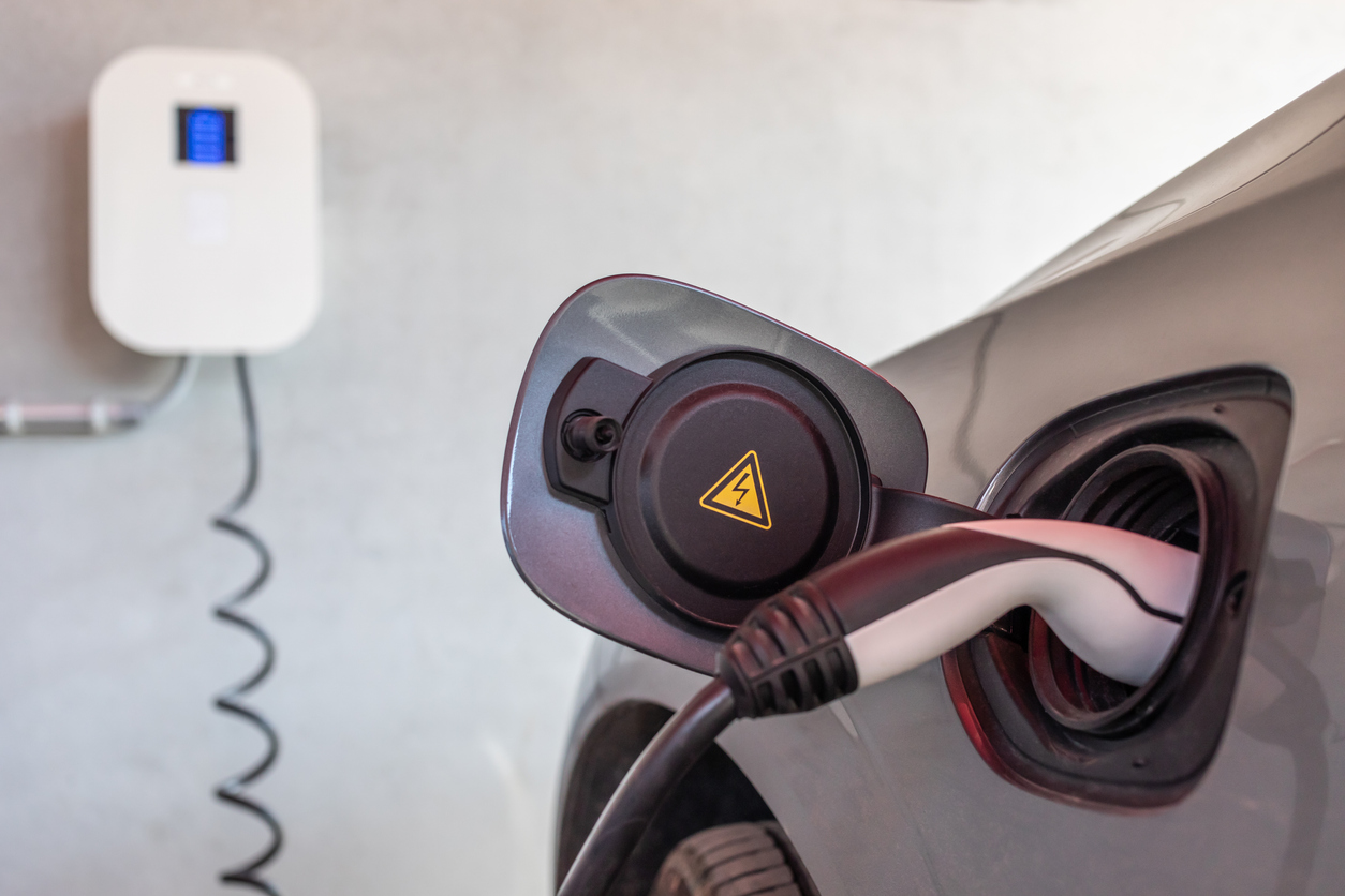 električni auto na punjenju - električni auti