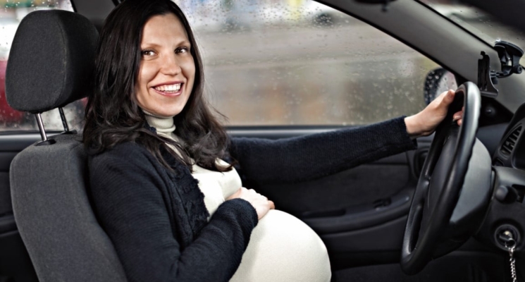 Svi izazovi s kojima se suočavaju trudnice za volanom