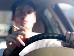 Saznajte sve o štetnosti pušenja u vožnji