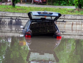 Kako prepoznati auto koji je bio poplavljen