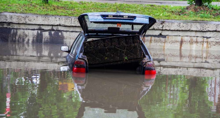 Kako prepoznati auto koji je bio poplavljen