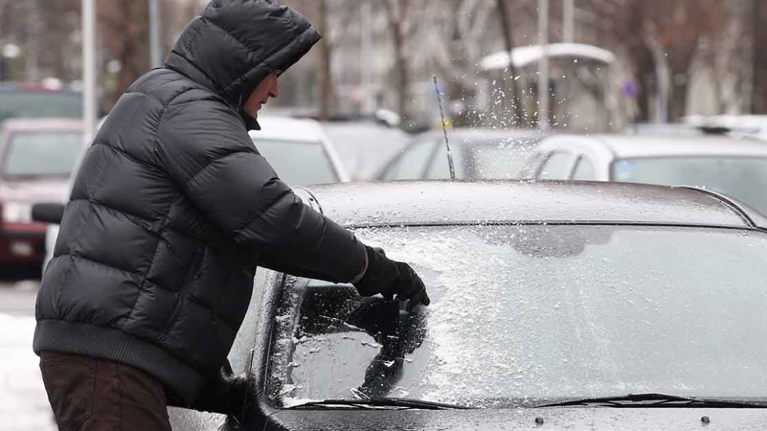 Najučinkovitije metode skidanja leda s automobila