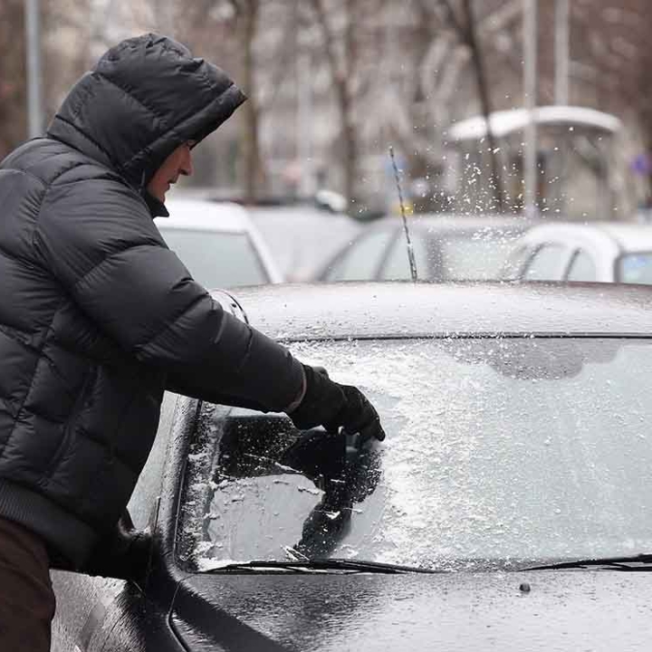 Najučinkovitije metode skidanja leda s automobila
