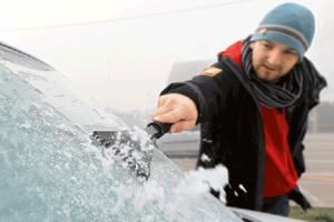 Najučinkovitije metode skidanja leda s automobila