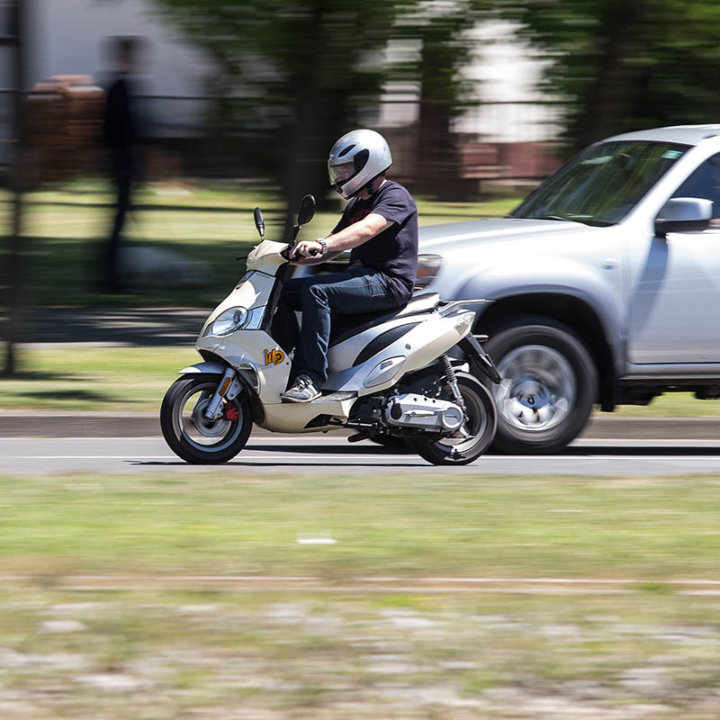 skuter ili automobil