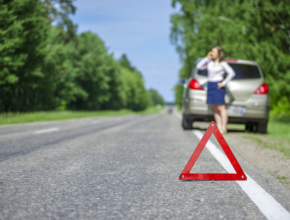 5 situacija u kojima je bolje zvati pomoć na cesti nego pokušavati sam popraviti