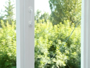Razbijeno staklo – Što napraviti u slučaju razbijenog prozora