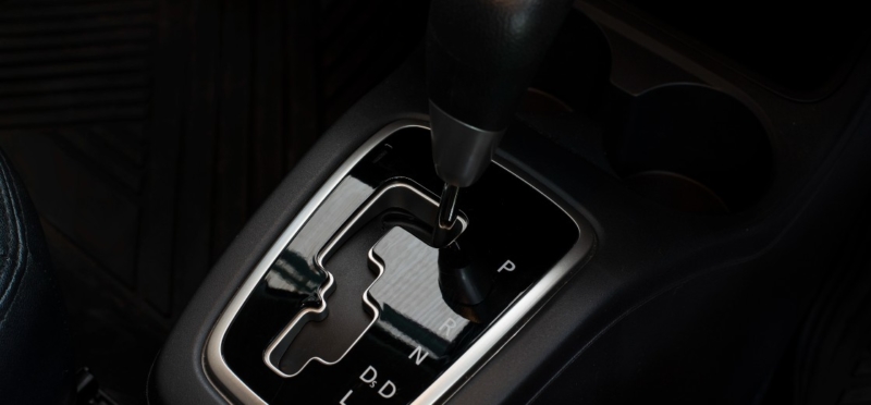 Treba li prije gašenja auta s automatskim mjenjačem povući/uključiti ručnu kočnicu?