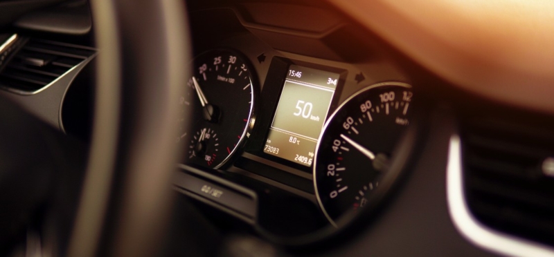 Zašto brzinomjeri u autima pokazuju veću brzinu od stvarne?