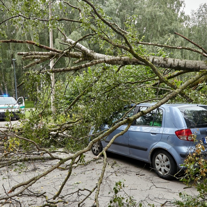 Kako naplatiti stetu na vozilu u slucaju nevremena